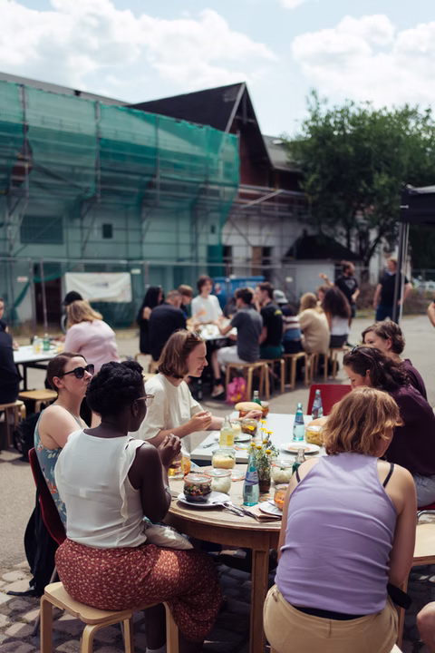 Gemeinsames Dinner der FUNKEN Akademie im Hof der Stadtwirtschaft.